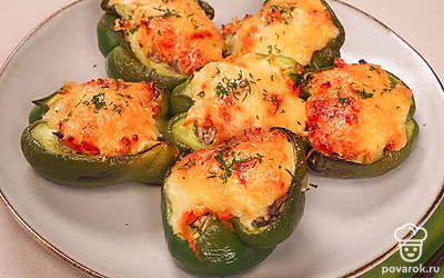 Готовые перцы украсьте мелко измельченным свежим укропом.