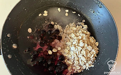 Все ингредиенты поместите в сковороду. 