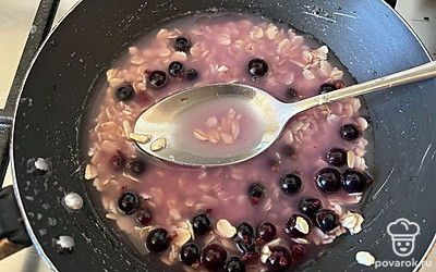 Перемешайте и поставьте сковороду на огонь.