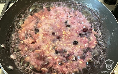 Постоянно помешивая, варите кашу до готовности.