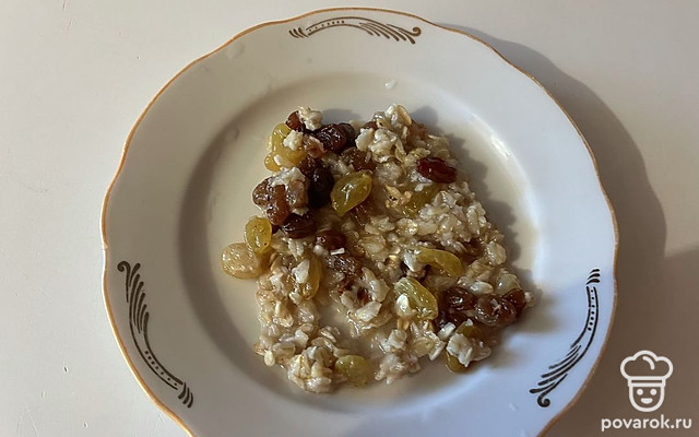 Сладкая овсяная каша с изюмом на воде — Рецепт с фото