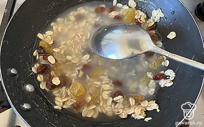 Перемешайте и поставь сковороду на огонь.