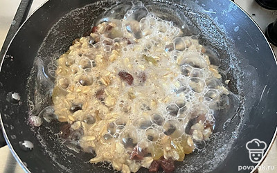 Постоянно помешивая, варите кашу до полной готовности. 