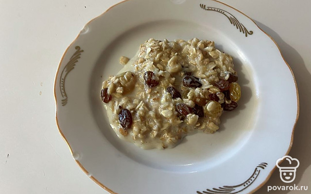 Молочно-медовая овсяная каша с изюмом — Рецепт с фото