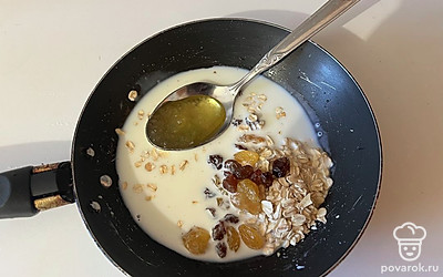 В сковороде соедините все ингредиенты. 