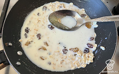 Перемешайте и поставьте сковороду на огонь.