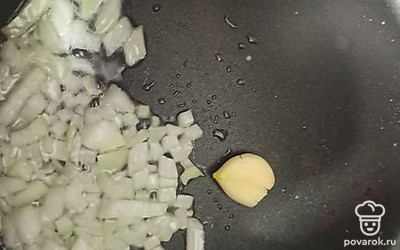 Лук и чеснок порежьте и обжарьте на масле.
