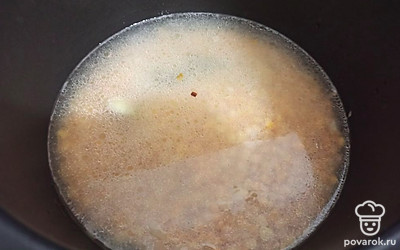 Выложите горох, залейте водой и готовьте на режиме «бобовые».