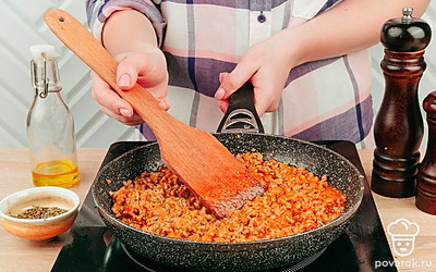 Добавьте к фаршу овощную заправку, перемешайте, накройте крышкой и потушите еще 3-5 минут.