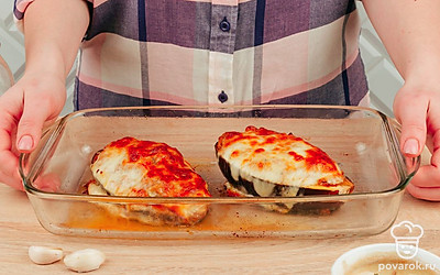 Посыпьте каждый баклажан тертым сыром и отправьте запекаться в духовку, разогретую до 180-200 ℃, на 40-45 минут.