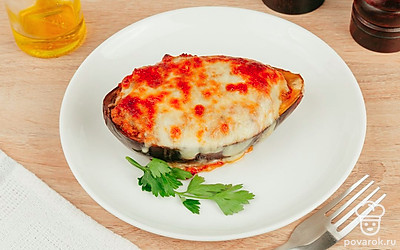 Украсьте баклажаны свежей зеленью или овощами (огурцами или помидорами) и подавайте к столу.