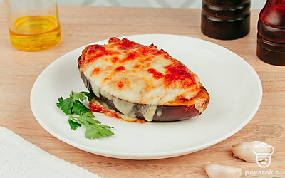 Фаршированные баклажаны подавайте сами по себе или с гарниром – рисом или картофелем.