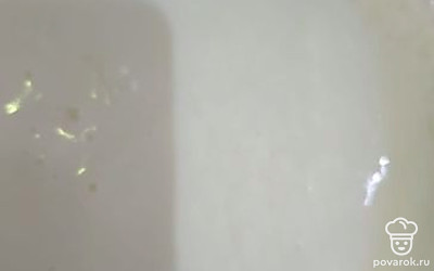 Когда молоко закипит, добавить сахар, соль, рис.