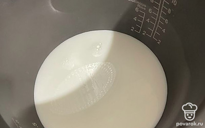 Греем молоко вместе с заменителем сахара.