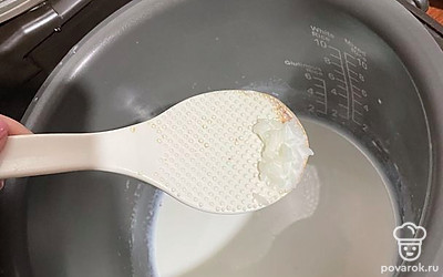 Рис моем в холодной воде. И когда молоко начнет закипать, добавим рис. Готовим 15 минут.