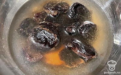 Пока готовится рис, заливаем чернослив кипятком.