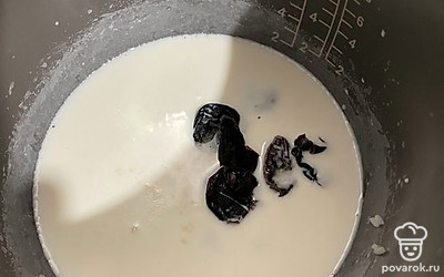 Добавляем чернослив в кашу. И готовим еще 5 минут.