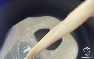 В глубокую кастрюлю наливаем молоко.