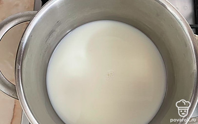 Ставим на медленный огонь кастрюлю с молоком, к молоку добавляем щепотку соли. Молоко доводим до кипения.