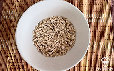 Всыпаем овсянку и варим 5 минут.