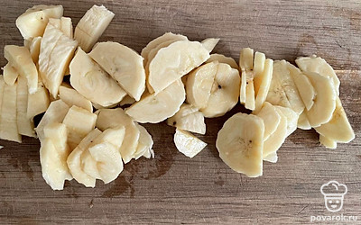 Нарезаем банан и добавляем в кашу.