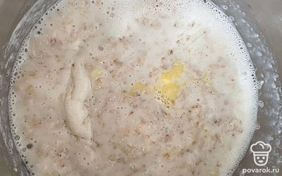 В готовую кашу добавляем сливочное масло.