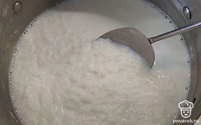 Переложить рис обратно в кастрюлю, добавить молоко. На среднем огне, постоянно помешивая, прогреть кашу не доводя до кипения. На это уйдет не более двух минут. Добавить на этом этапе немного сливочного масла.
