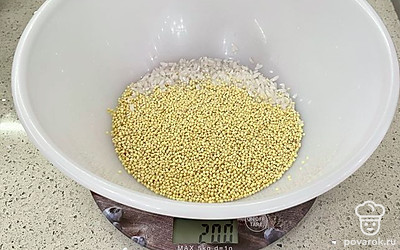 Отмеряем на кухонных весах поровну 100 грамм пшена и 100 грамм риса. Сорт риса любой.