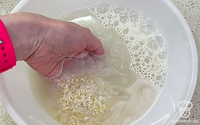 Крупу необходимо хорошенько промыть в нескольких водах, в том числе в горячей, чтобы избавить пшено от возможной горечи.