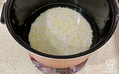 Промытую крупу погружаем в чашу мультиварки, заливаем 1000 миллилитрами воды.