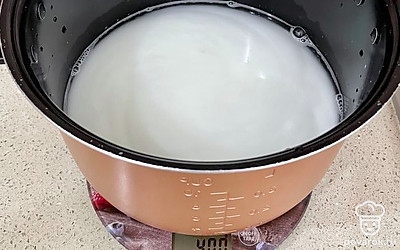 Добавляем 400 миллилитров молока. Можно варить кашу на воде или полностью на молоке. Добавление молока придает каше нежный вкус, но можно обойтись и без него. Добавляем соль и сахар.