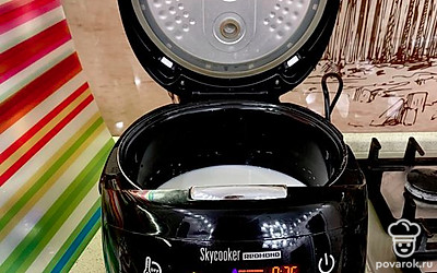 Устанавливаем мультиварку на программу «молочная каша». Данная программа не доводит кашу до сильного кипения и нужна, чтобы молоко не убежало. 
Время приготовления 35 минут. Отсчитываем, к какому часу нам нужна готовая каша и устанавливаем таймер отложенного старта! Утром наслаждаемся при мысли, что завтрак уже готов, перемешиваем кашу перед подачей и завтракаем с удовольствием! Приятного аппетита!