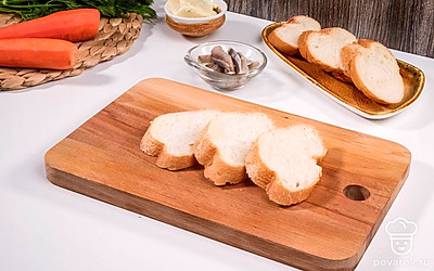 Морковь помойте и очистите. Отмерьте все остальные ингредиенты.