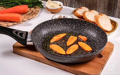 Морковь нарежьте тонкими ломтиками и обжарьте 2-3 минуты на растительном масле.