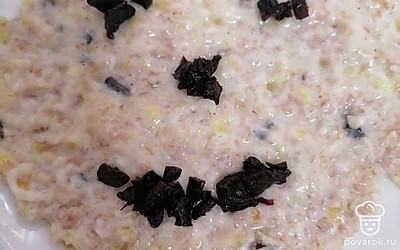 Готовое блюдо можно украсить остатками чернослива. Приятного аппетита!