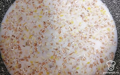 В кастрюлю налейте молоко, добавьте соль и сахар и крупу.