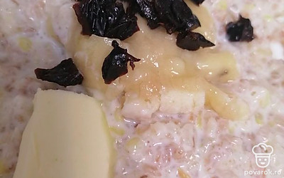 Выложите кашу на тарелку, добавьте измельченные банан и чернослив и кусочек масла. 