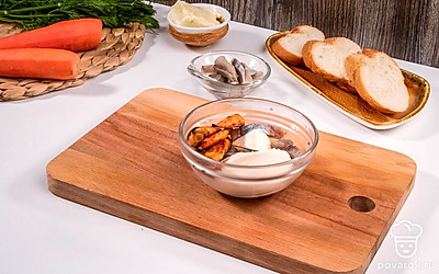 В миске соедините сельдь, плавленый сыр и обжаренную морковь.