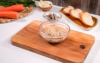 Взбейте всё блендером до однородной массы. Поперчите паштет по вкусу.