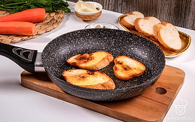 На сухой сковороде обжарьте ломтики багета. Намажьте их паштетом из сельди.