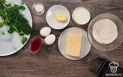 Расположите удобно все продукты. Заранее натрите сыр на терке (любой по вкусу, который хорошо плавится). Просейте муку через сито. Приготовьте глубокую миску и сковородку с крышкой. Достаньте миксер, если не любите смешивать продукты вручную. Помойте и мелко накрошите зелень.