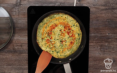 Пожарьте хачапури. На разогретую сковороду выложите тесто, равномерно распределите, накройте крышкой и жарьте на медленном огне минут 8, пока тесто не схватится сверху. Переверните. Жарьте еще минуты 3, пока тесто не станет румяным. Положите готовую лепешку на блюдо и смажьте кусочком сливочного масла.