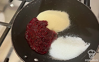 В сотейнике или сковороде соедините малиновое варенье, сахар и манную крупу. 