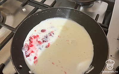 Залейте все ингредиенты молоком и перемешайте. 