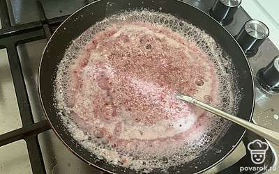 Постоянно помешивая, варите кашу до готовности.