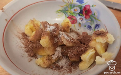 Банан и какао перемешайте.