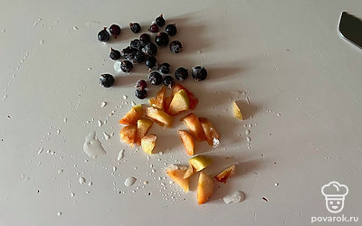 Подготовьте черную смородину. Яблоко нарежьте на маленькие кусочки.