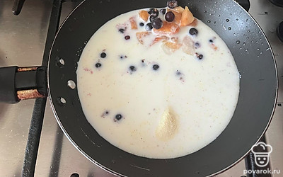 В сковороде соедините подготовленные ягоды и фрукты, манную крупу, сахар и молоко.