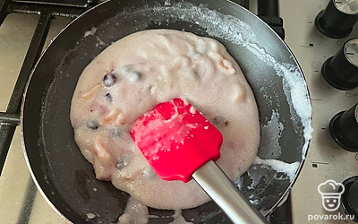 Постоянно помешивая, томить до полной готовности в течение 5-7 минут.