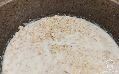 Сначала овсянку смешайте с водой и оставьте на 5 минут настояться. После этого влейте туда молока и поставьте на огонь, всыпьте сахар и соль.